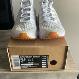 New in box NO bull diamond knit runner unisex